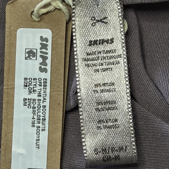 SKIMS ESSENTIAL OFF THE SHOULDER BODYSUIT Top Shirt Zinc Small Medium NWT - Picture 3 of 4